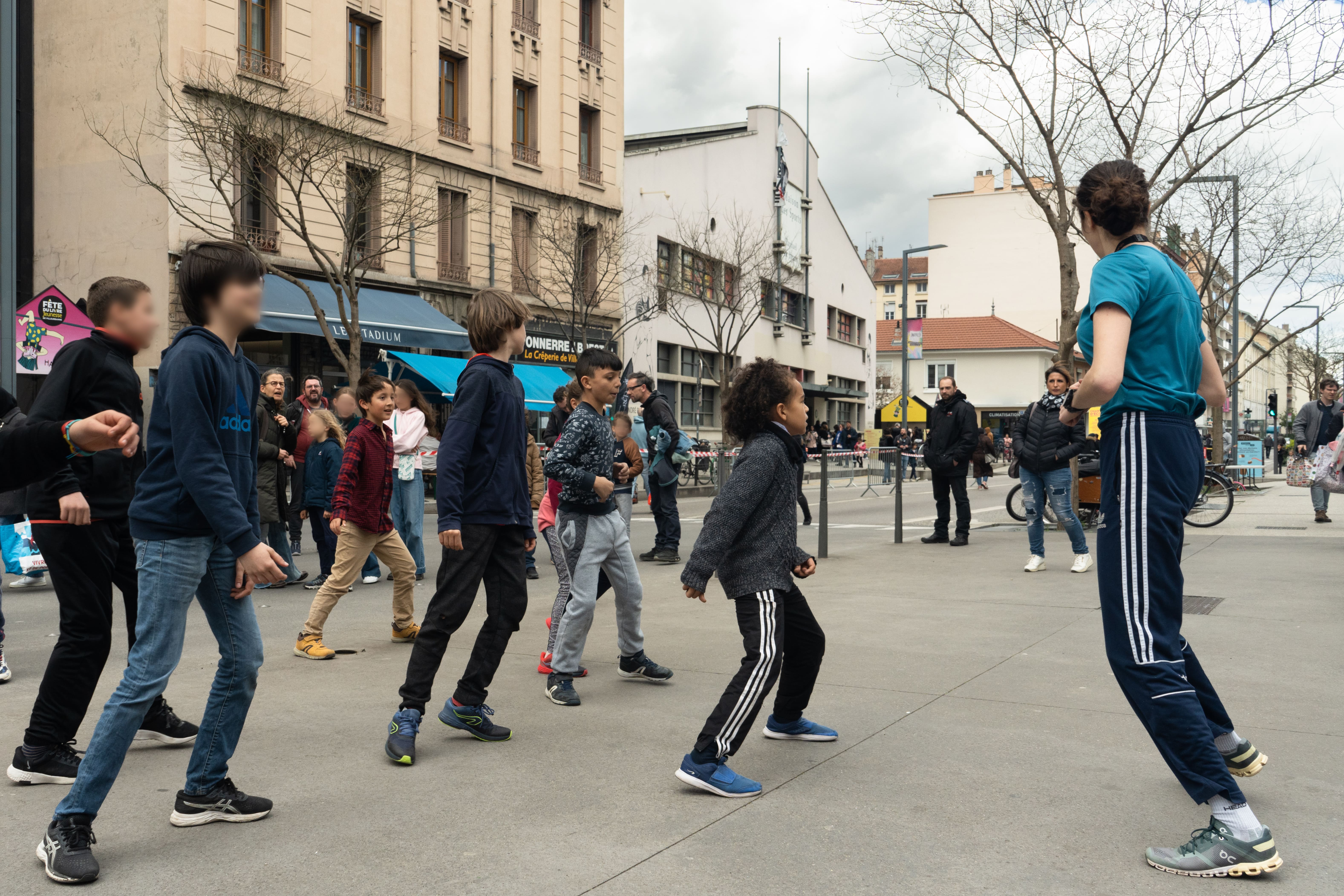 2023, Performance Dernière ligne droite ! - Fête du livre jeunesse Villeurbanne © Lucas Zambon